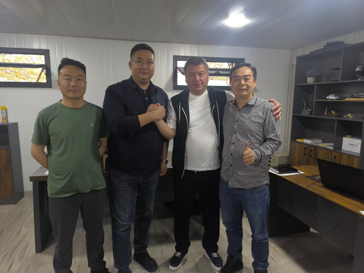新增的整機(jī)銷(xiāo)售新疆代理商簽約現(xiàn)場(chǎng) (5).jpg